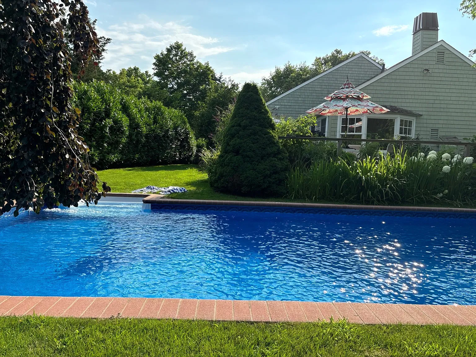 Southampton Village With Pool — Photo 1