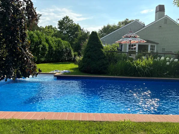 https://photos.zillowstatic.com/fp/15358df2d3fc201e0d22254285ee3694-p_e.webp