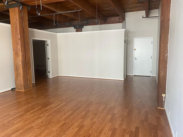 Living room 17'7" x26' daytime