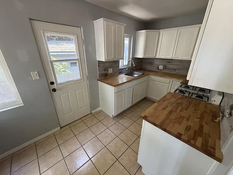 2943 Talbot St — Photo 5