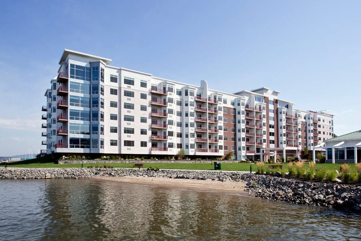 Harbor Square - Living at the Hudson River's edge