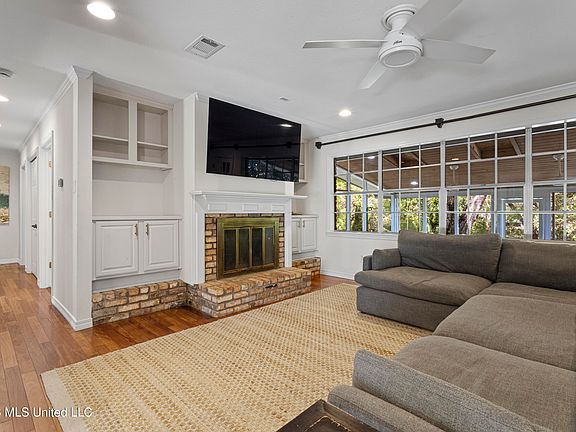 4th image of 1407 Hellmers Ln