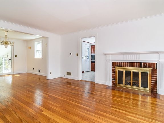 4th image of 84 Pleasant St