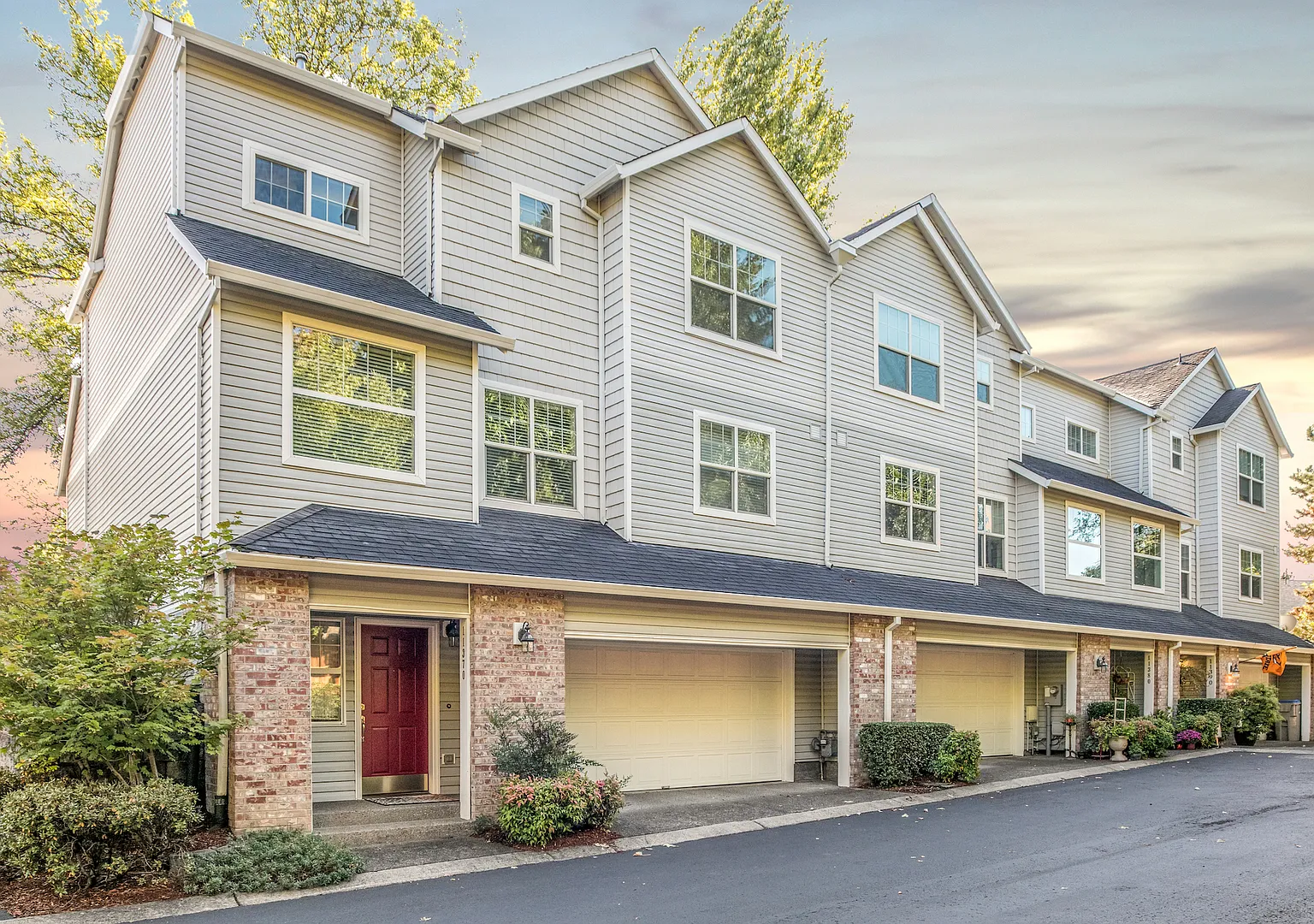 *Large Tigard End -Unit Townhome* — Photo 1