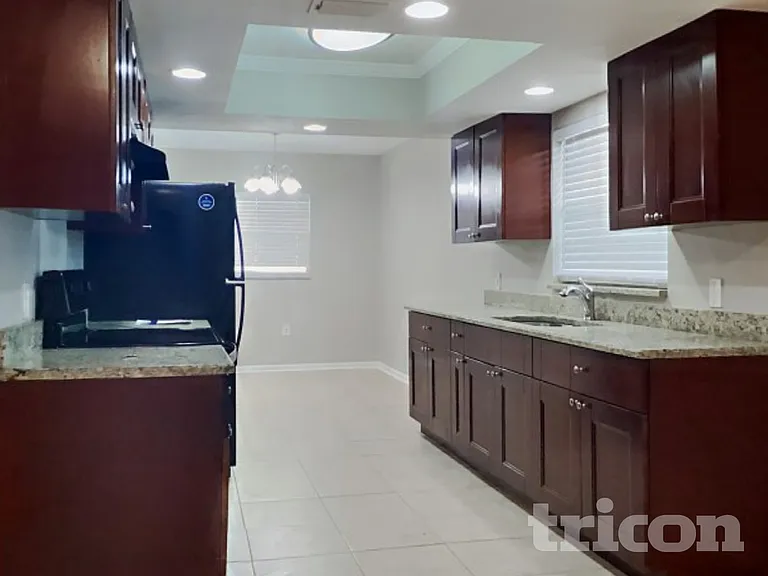 311 E Windhorst Rd — Photo 10