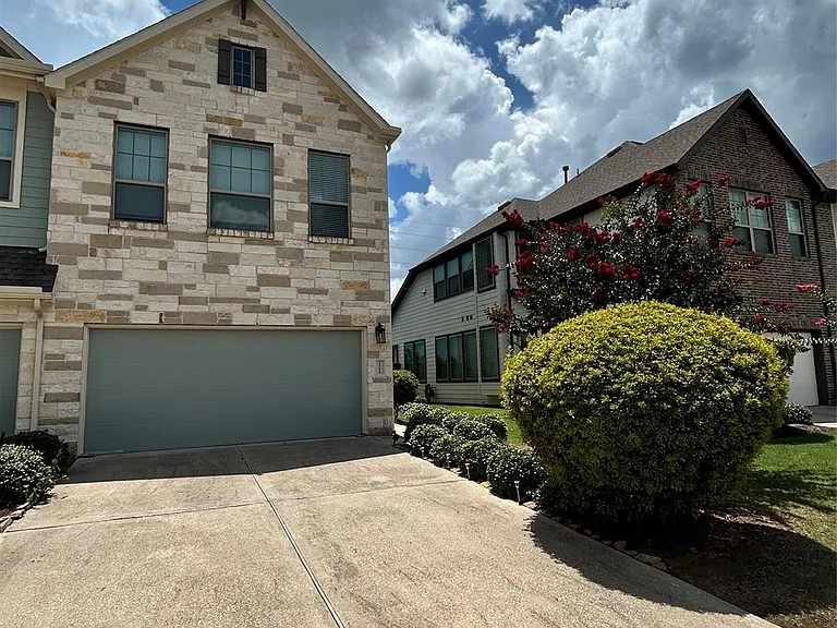 2555 Terrace Point Dr — Photo 1