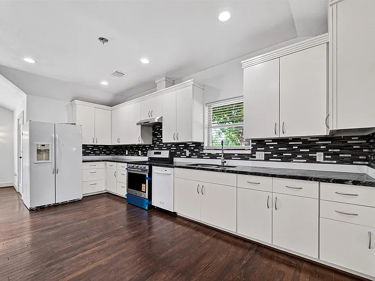 7030 Sidney St — Photo 12