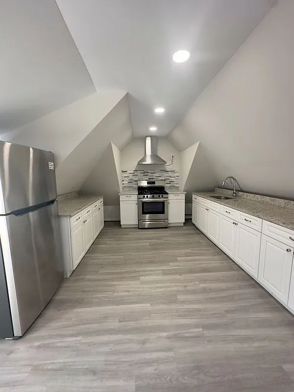 2 bed, 1.0 bath, 1025 sqft, $2,250 — Photo 2