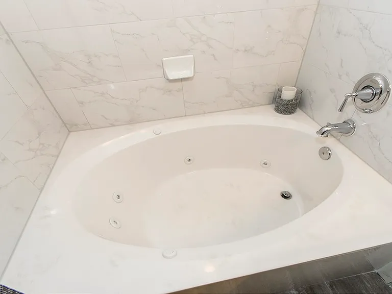 Floor Plan 2 Jetted Tub | Apartments Conroe TX | The Towers Woodland Floor Plan 2 Jetted Tub | Apartments Conroe TX | The Towers Woodland