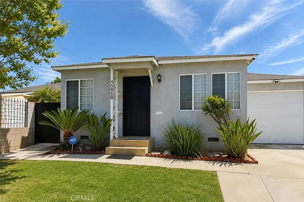 3 bed, 990 sqft, $3,800 — Photo 1