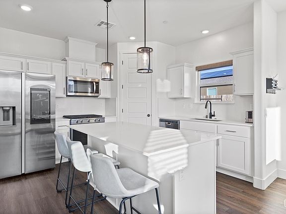 4th image of 5913 Barsanti Ave