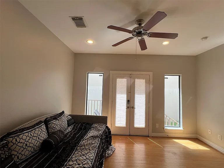 2314 Camden Dr — Photo 3