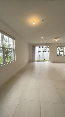 125 SW 171st Way — Photo 4