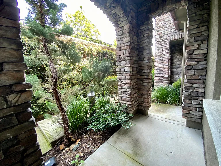 1357 Abbey Ln — Photo 3
