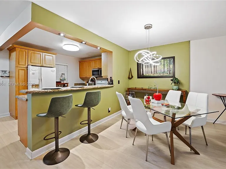 424 SE 10th St #104 — Photo 7