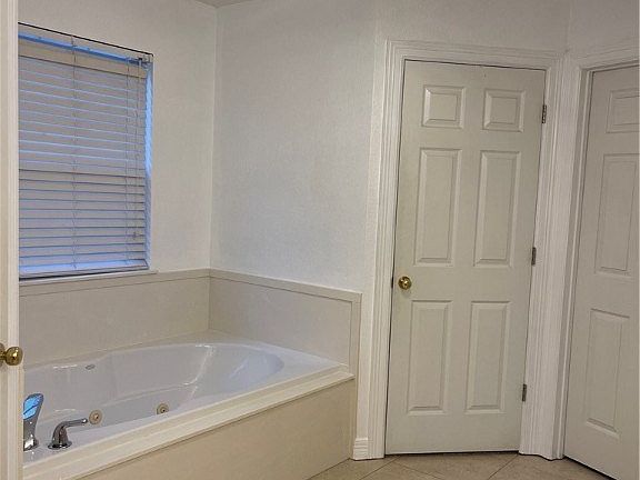 3rd image of 2 Itetbury Ln