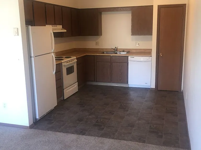 573 E Scott St — Photo 6