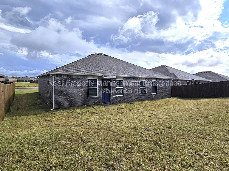 319 Waterside Dr — Photo 17