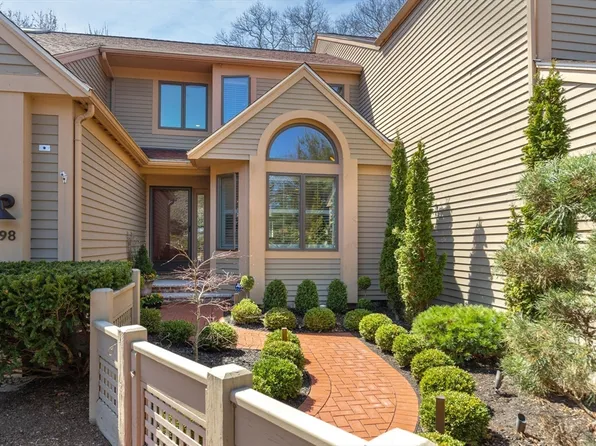 7 Wainwright Rd Unit 98, Winchester, MA 01890