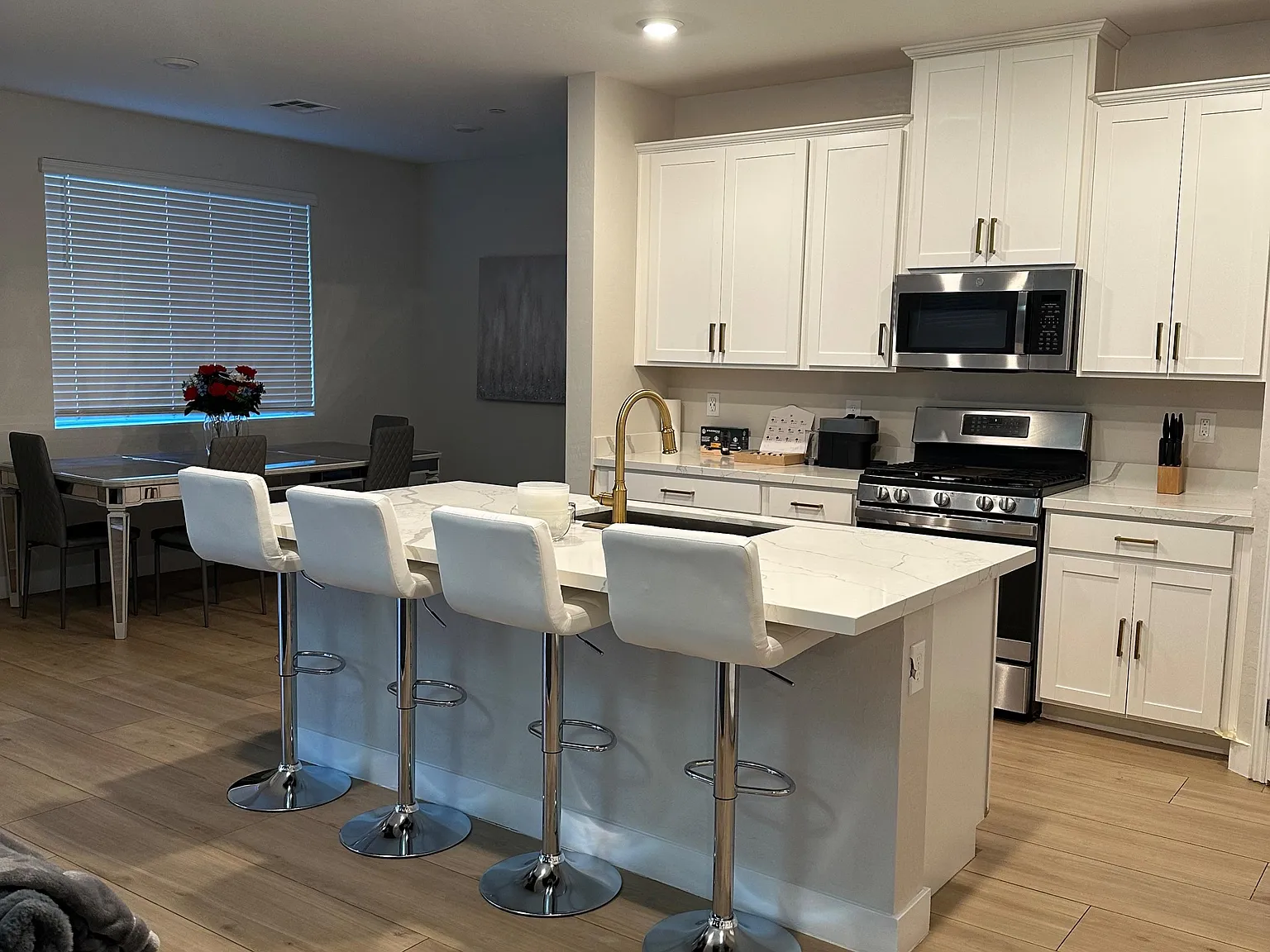 1 bed, 2.5 bath, 2000 sqft, $1,001 — Photo 2