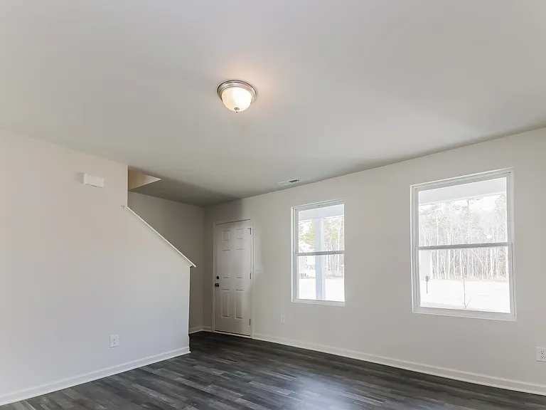 307 Kyles Dr — Photo 3