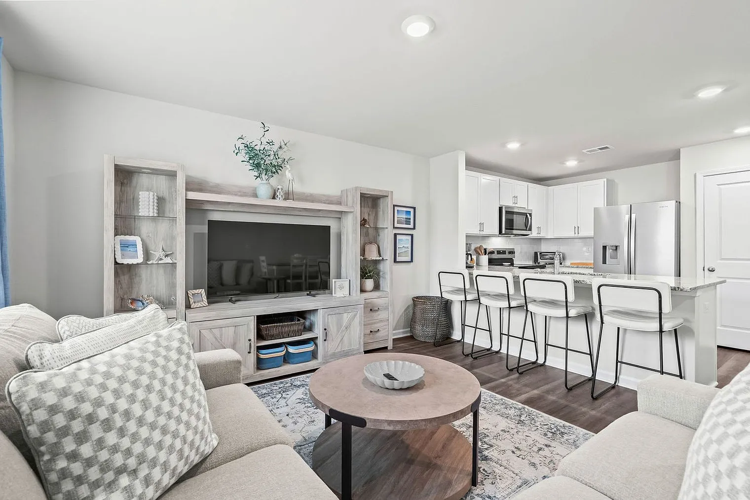 3 bed, 2.0 bath, 1410 sqft, $3,644 — Photo 1