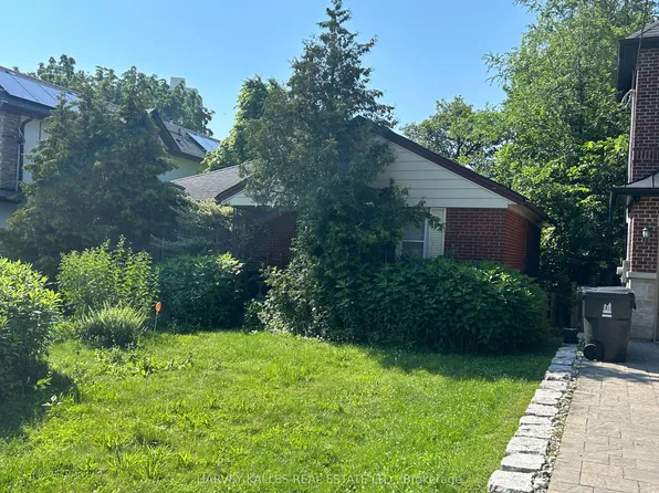 9 Downing St, Toronto, ON M9B 1E9