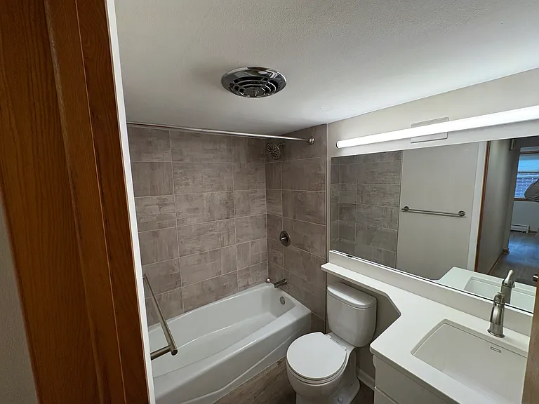 4220 Ingersoll Ave #202 — Photo 11
