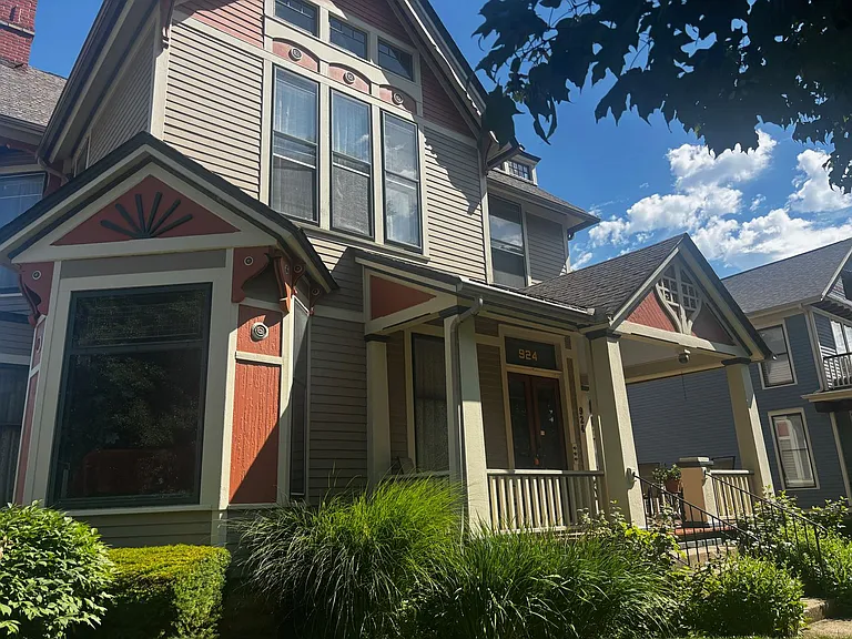 924 W Wayne St — Photo 3