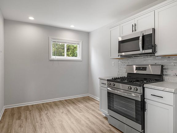 4th image of 15145 Honore Ave