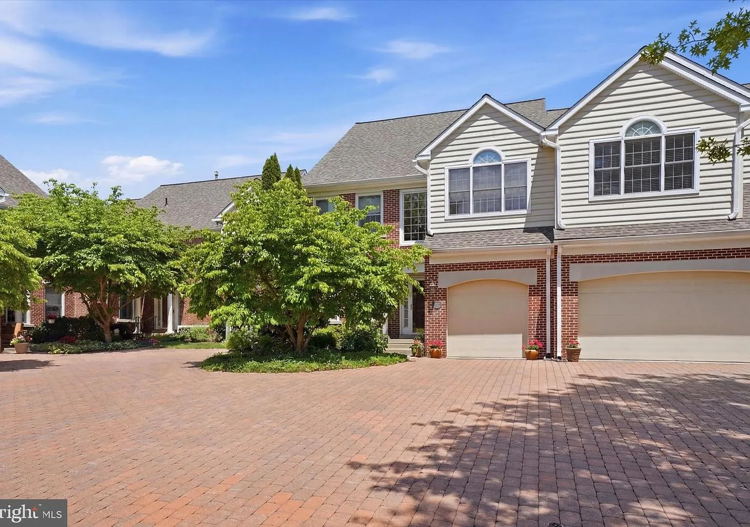 Beautiful Belle Aire Townhome with Finished Basement, Garage & Pool — Photo 1