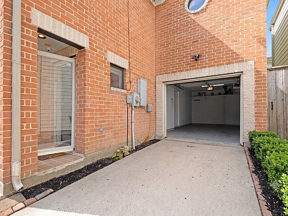 3rd image of 5951 S Loop E Unit 10