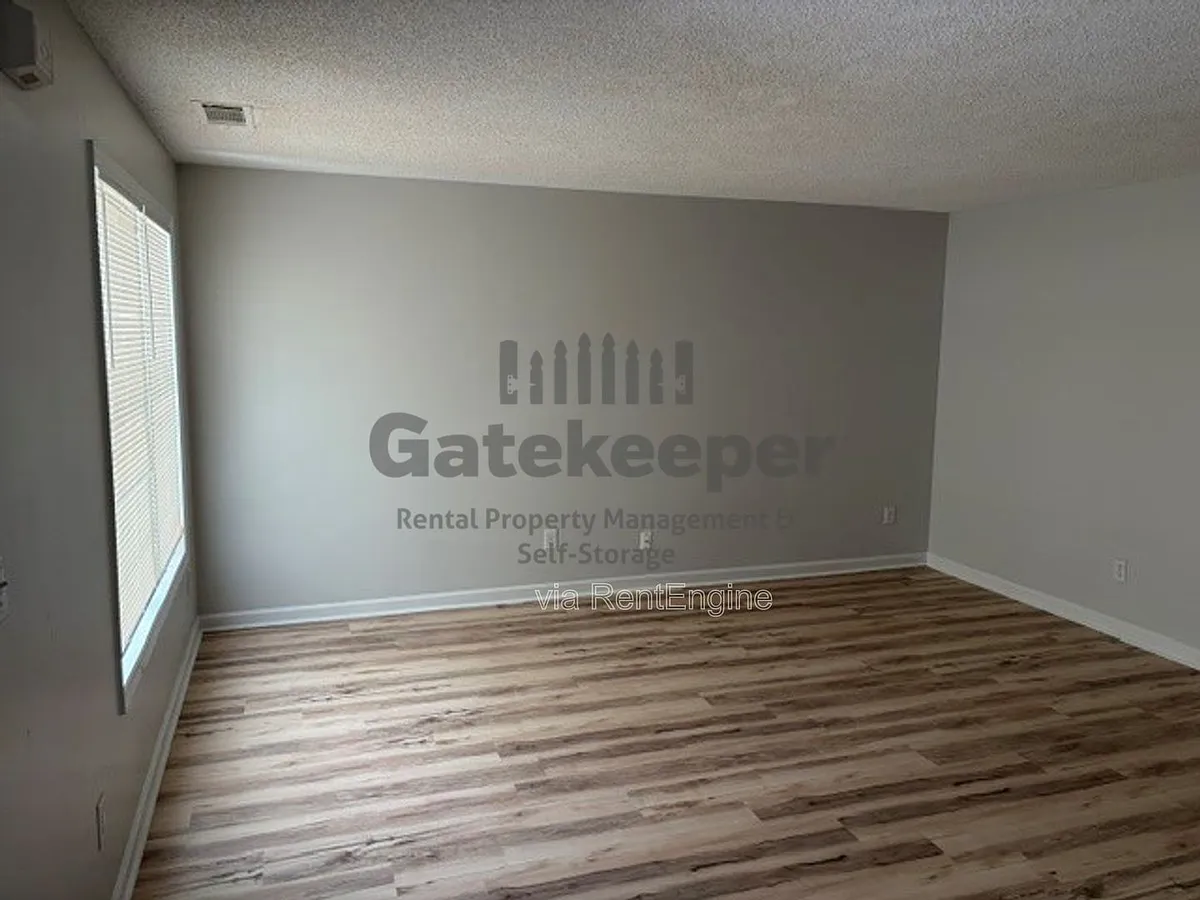 Building Photo - 3161 Glen Hollow Dr