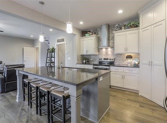 5th image of 823 NE Lone Hill Dr