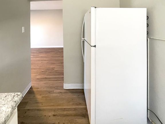 2nd image of 1924 W Jackson St #8
