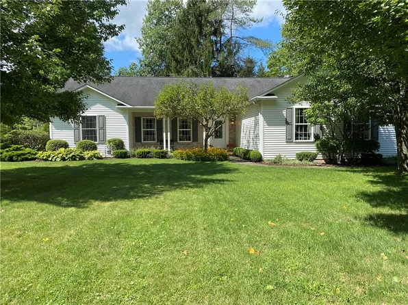 3 Hempfield Dr, Greenville, PA 16125