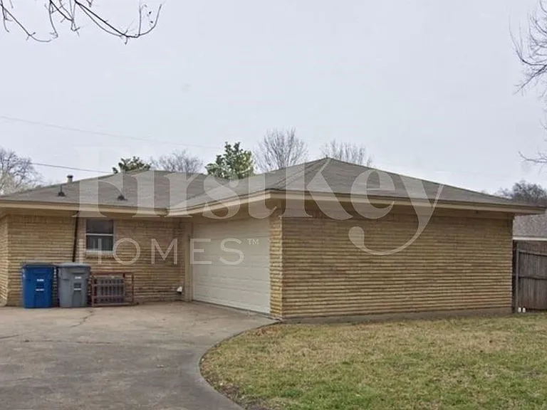 2414 Lanark Ave — Photo 1