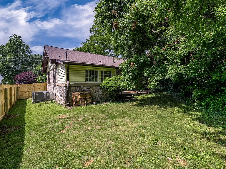 1309 Maxey Ln — Photo 18
