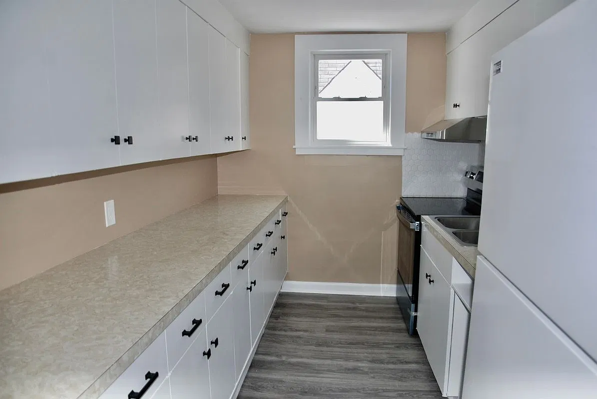 3 bed, 1.0 bath, 1384 sqft, $2,300 — Photo 3