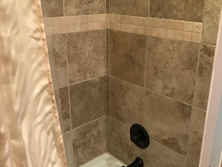 2nd bedroom tub