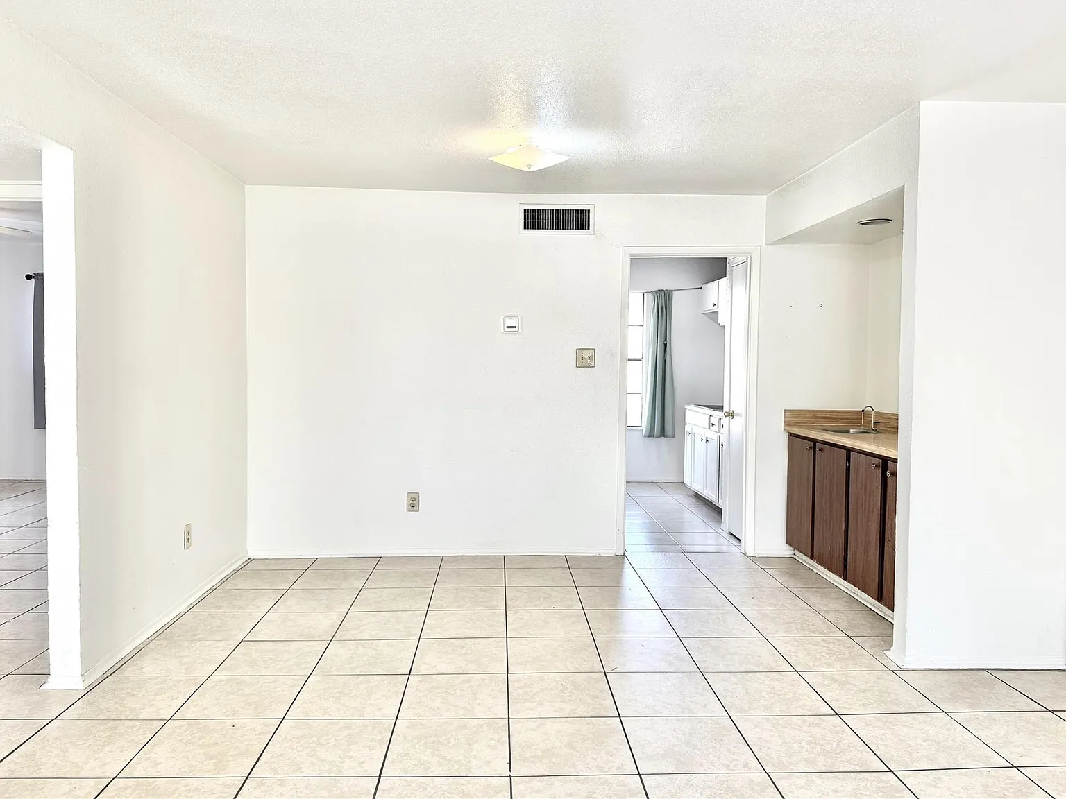 2 bed, 1.0 bath, 834 sqft, $800 — Photo 2