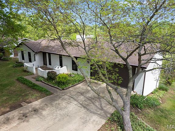 3rd image of 302 Cathy Dr