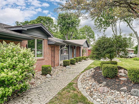5th image of 173 Carrousel Dr