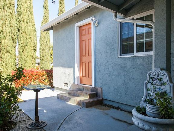 Separate entrance for 2nd master suite (has keyless entry)