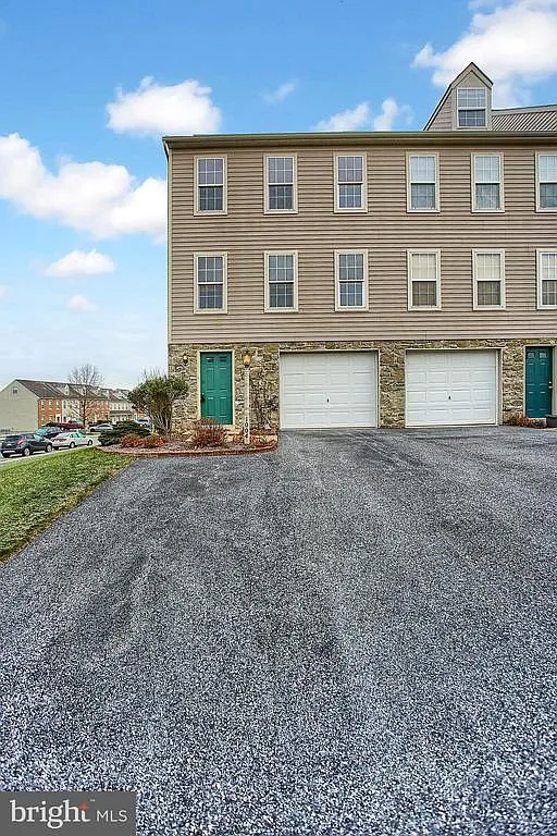 1004 Hearthridge Ln photo 1