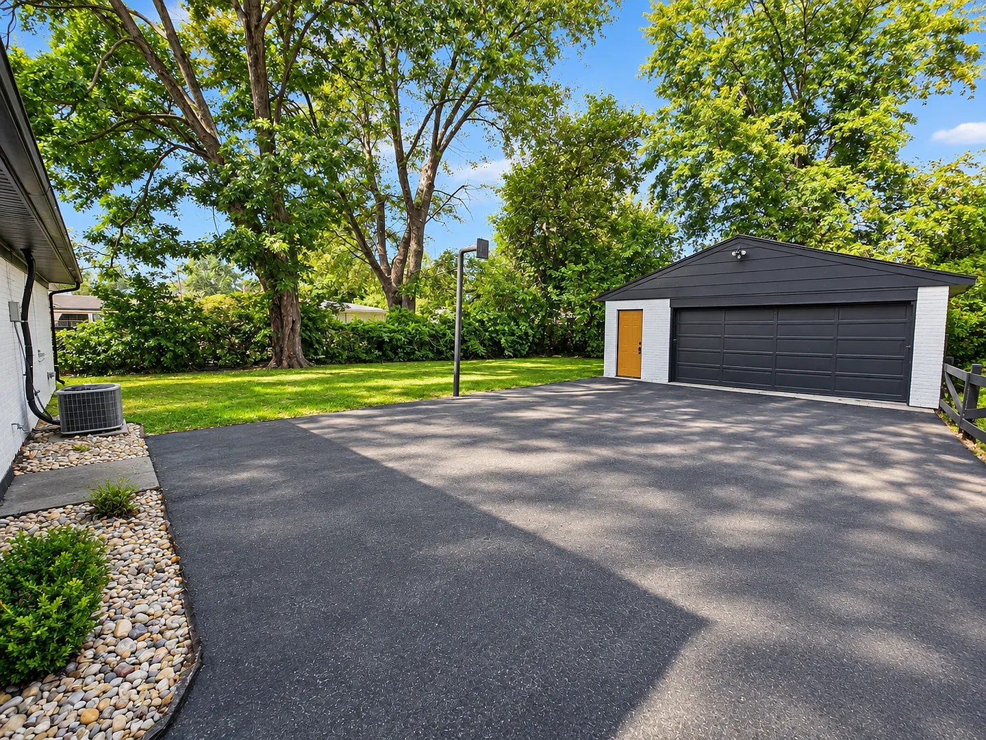 3 Bedroom with Large Garage! — Photo 2