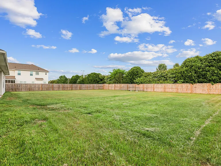 102 Glasgow Ln — Photo 4