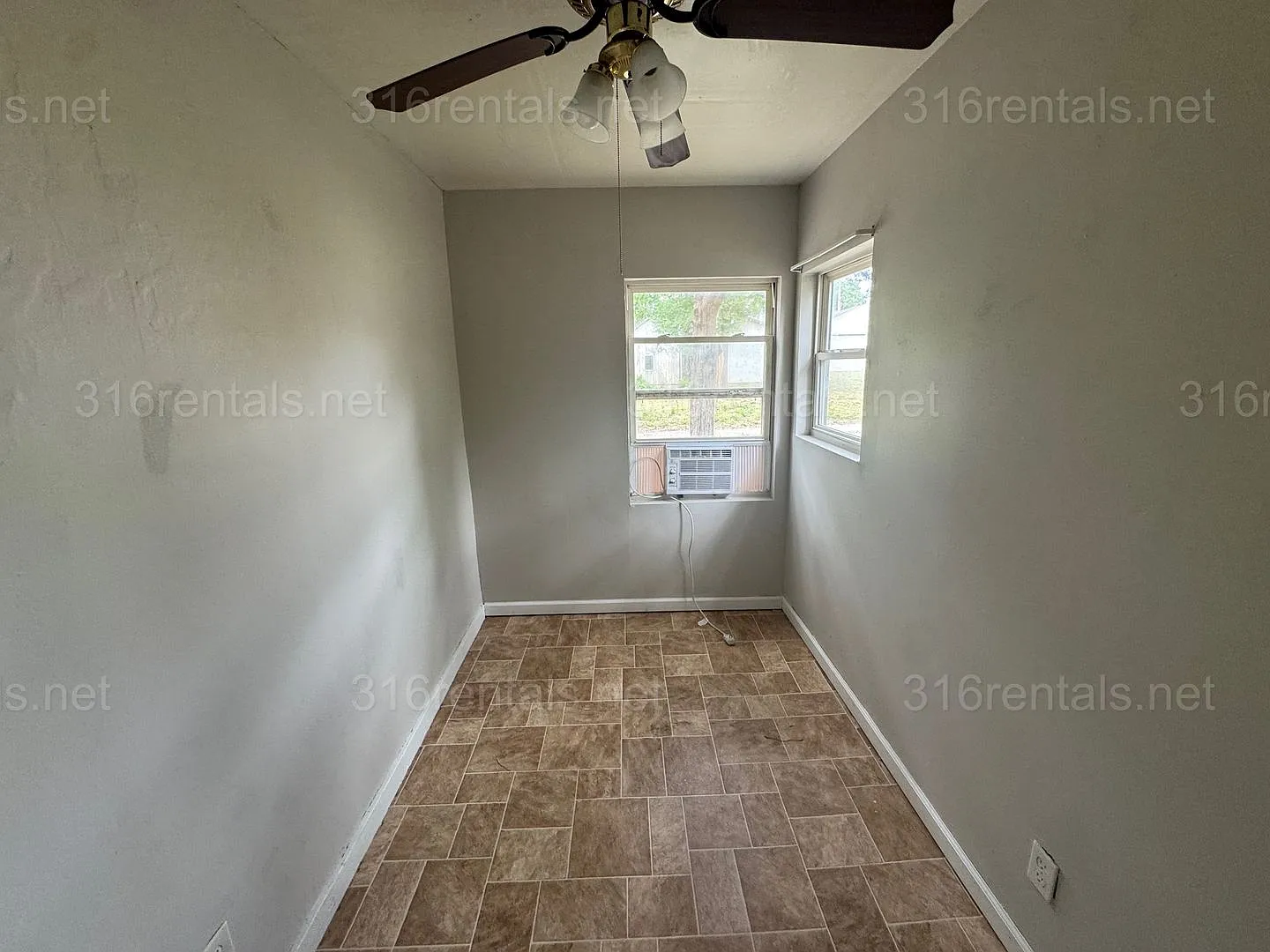 $775 - 2 bed 1 bath - Single Family Home — Photo 4