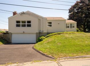 24 S Lee Rd, Niantic, CT 06357