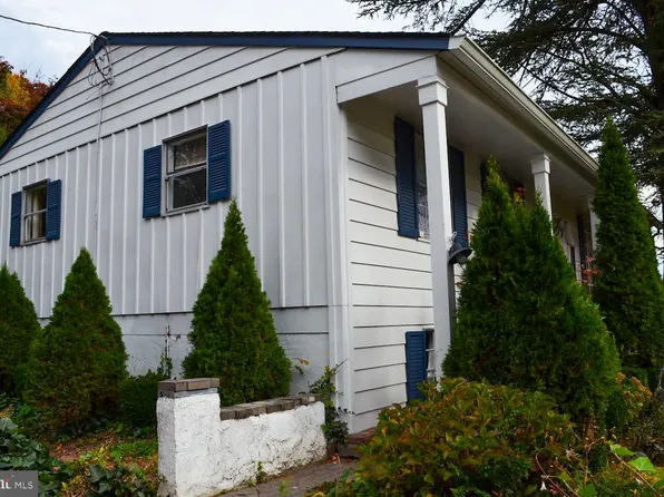 1685 Hillcrest Ln, Aston, PA 19014